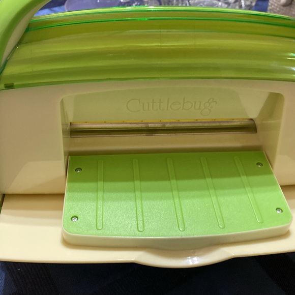 Provo Craft “Cuttlebug” Die Cutter & Embossing Machine - Picture 6 of 8